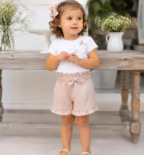Conjunto bebé niña elegante verano con camiseta blanca de flor en relieve y short.