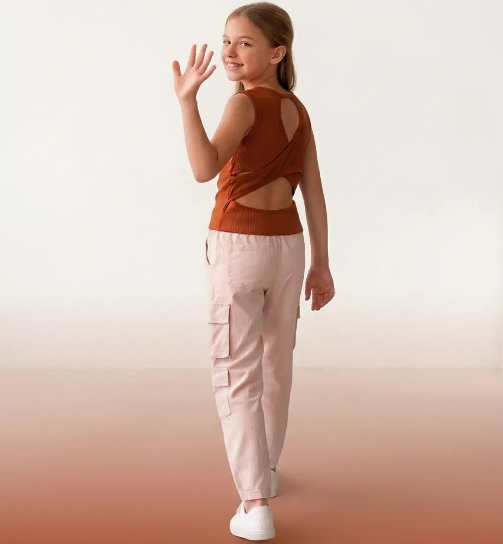 Pantalón cargo casual chica con bolsillos laterales 5 camiseta canale chica espalda abierta.