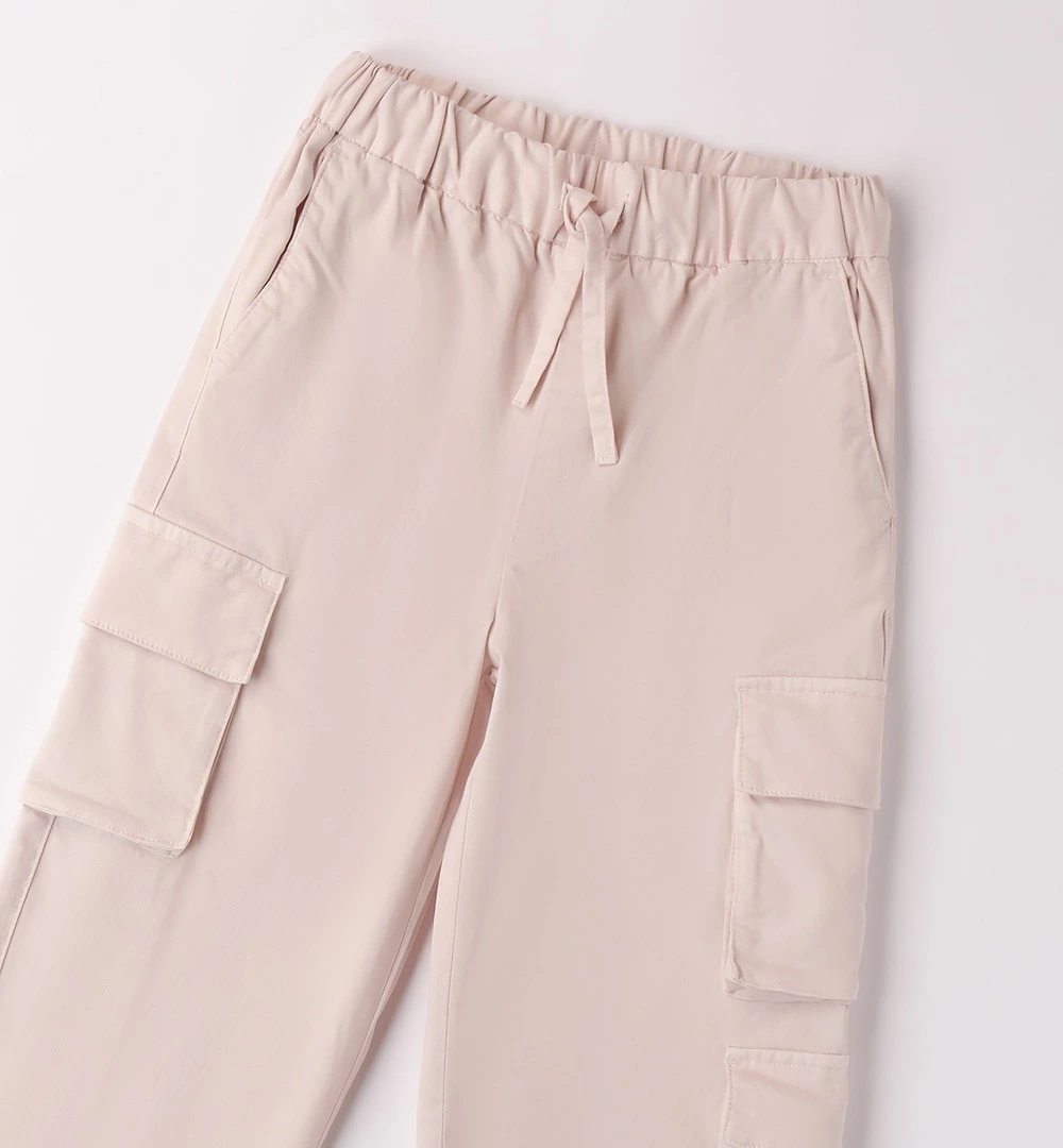 Pantalón cargo casual chica con bolsillos laterales 3 Pantalón cargo casual color arena
