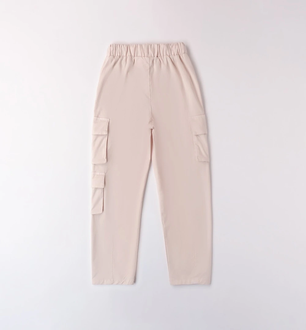 Pantalón cargo casual chica con bolsillos laterales 4 Pantalón cargo casual chica arena de Ido con bolsillos laterales.