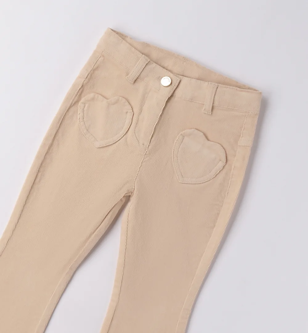 Pantalón campana niña beige con bolsillos de corazón 4 pantalón campana niña