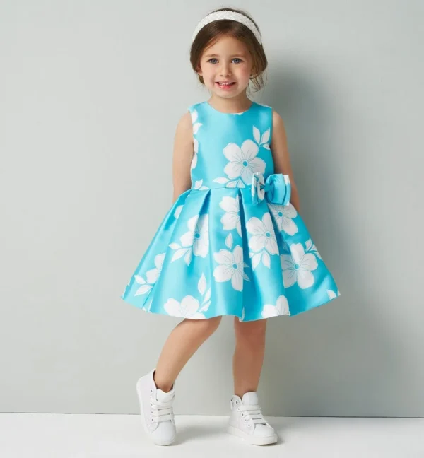 Vestido azul turquesa con flores blancas y lazo elegante